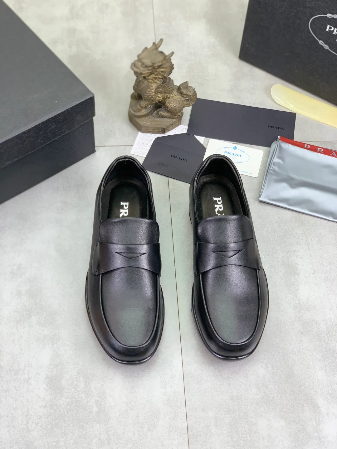 Men's men's shoes💰P580💰【New style】Top quality, classic popular models on the official website, timeless for a century,🆘 The trendy brand (Prada) mainly promotes popular models, avant-garde and versatile fashionable men's shoes, private version molding, cowhide surface splicing 1:1 oil edge processing... fashionable and simple, original imported cowhide interior cowhide feet; the atmosphere and personality are more fashionable, eye-catching and pursuing class. It will subvert old ideas and be a must-have for fashionistas who want to spend time with you! Must keep it! High-end comfort, high-end quality workmanship. Size: 38-44 Available in black. full package
